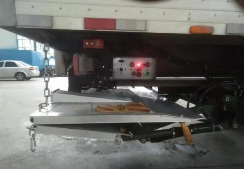 滑動(dong)折疊式汽車(che)尾闆