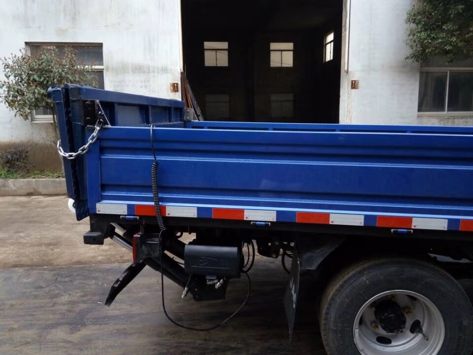 折疊式汽(qì)車尾闆