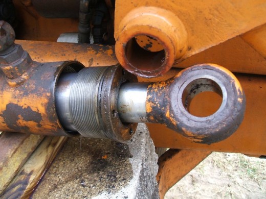 裝(zhuāng)載機活(huó)塞杆的(de)拆卸步(bù)驟拆下(xià)密封件(jian)圖