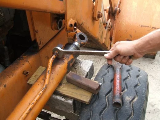 裝載(zǎi)機活塞(sāi)杆的拆(chai)卸步驟(zhou)釋放壓(ya)力圖