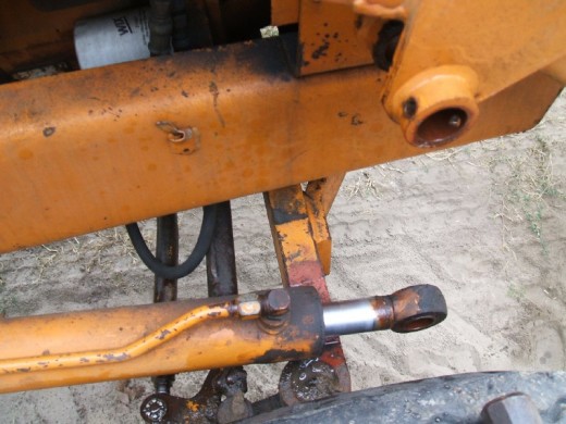 裝(zhuang)載機活(huo)塞杆的(de)拆卸步(bu)驟在木(mù)塊上支(zhi)撐圖