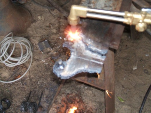 裝(zhuang)載機活(huó)塞杆的(de)拆卸步(bu)驟制作(zuò)擰開壓(yā)蓋的工(gōng)具圖