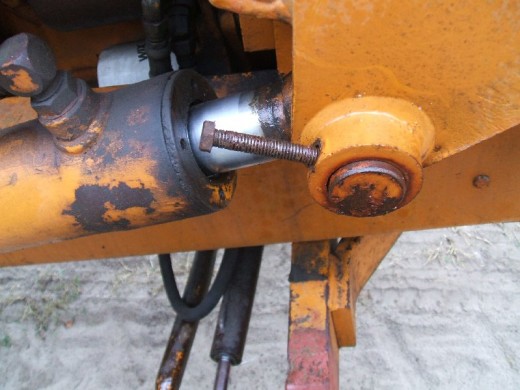 裝載(zǎi)機活塞(sāi)杆的拆(chai)卸步驟(zhòu)斷開兩(liang)端連接(jiē)圖